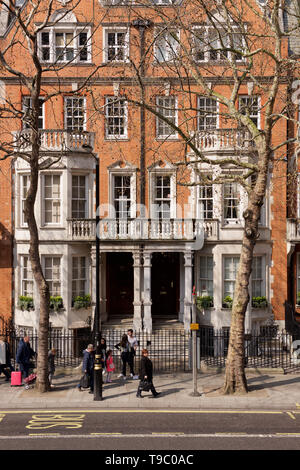 Building on Buckingham Palace Road, London, England Stock Photo