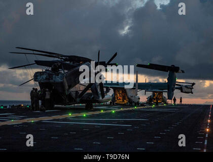 190513-N-PQ586-141  PACIFIC OCEAN (May 13, 2019) Sailors and Marines aboard amphibious assault ship USS Boxer (LHD 4) fold the rotors of a CH-53E Super Stallion attached to Marine Medium Helicopter Squadron (HMM) 163. Sailors and Marines of the Boxer Amphibious Ready Group (ARG) and 11th Marine Expeditionary Unit (MEU) are embarked on USS Boxer (LHD 4) on a regularly-scheduled deployment. (U.S. Navy photo by Mass Communication Specialist 3rd Class Jessica Ann Hattell) Stock Photo