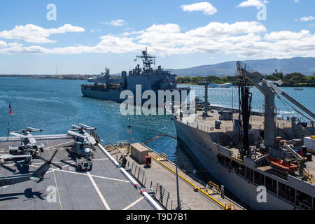 190516-N-NB544-1044 PACIFIC OCEAN (May 16, 2019) The Harpers Ferry-class amphibious landing dock ship USS Harpers Ferry (LSD 49) departs Pearl Harbor. Sailors and Marines of the Boxer Amphibious Ready Group (ARG) and 11th Marine Expeditionary Unit (MEU) are embarked on USS Harpers Ferry on a regularly-scheduled deployment. (U.S. Navy photo by Mass Communication Specialist 2nd Class Kyle Carlstrom) Stock Photo