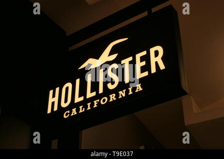 Hollister hotsell clothes 2018