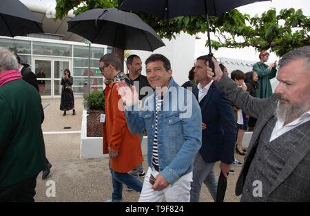 Cannes, France. 18th May, 2019. Antonio Banderas attends the photocall of 'Pain and Glory' during the 72nd Cannes Film Festival at Palais des Festivals at Palais des Festivals in Cannes, France, on 18 May 2019. | usage worldwide Credit: dpa/Alamy Live News Stock Photo