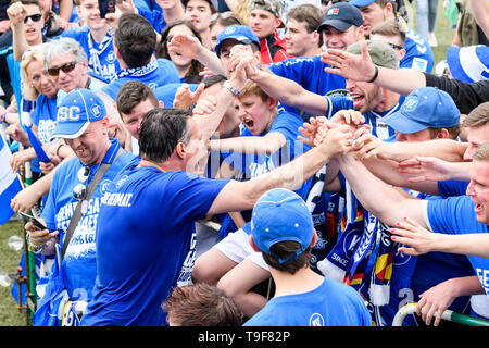 Karlsruhe, Deutschland. 18th May, 2019. After the game, the team of the KSC together with the fans celebrate the promotion to the 2nd Bundesliga: coach Alois Schwartz (KSC) takes a bath in the crowd. GES/Soccer/League: Karlsruher SC - Hallescher SC, 18.05.2019 Football/Soccer: 3. League: Karlsruhe -Halle, Location, May 18, 2019 | usage worldwide Credit: dpa/Alamy Live News Stock Photo