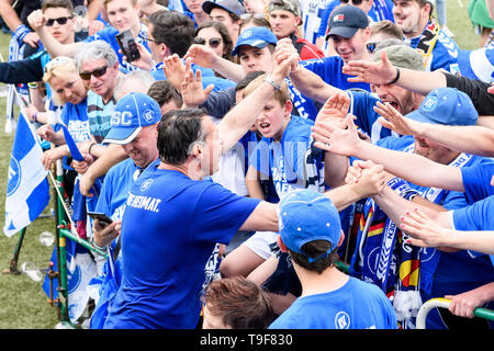 Karlsruhe, Deutschland. 18th May, 2019. After the game, the team of the KSC together with the fans celebrate the promotion to the 2nd Bundesliga: coach Alois Schwartz (KSC) takes a bath in the crowd. GES/Soccer/League: Karlsruher SC - Hallescher SC, 18.05.2019 Football/Soccer: 3. League: Karlsruhe -Halle, Location, May 18, 2019 | usage worldwide Credit: dpa/Alamy Live News Stock Photo