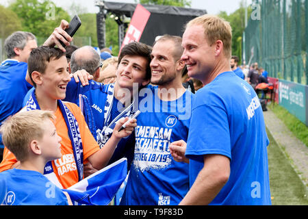 Karlsruhe, Deutschland. 18th May, 2019. After the game, the team of KSC together with the fans celebrate the promotion to the 2nd Bundesliga: Manuel Stiefler (KSC) and goalkeeping coach Kai Rabe (KSC) take a bath in the crowd. GES/Soccer/League: Karlsruher SC - Hallescher SC, 18.05.2019 Football/Soccer: 3. League: Karlsruhe -Halle, Location, May 18, 2019 | usage worldwide Credit: dpa/Alamy Live News Stock Photo