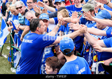 Karlsruhe, Deutschland. 18th May, 2019. After the game, the team of the KSC together with the fans celebrate the promotion to the 2nd Bundesliga: coach Alois Schwartz (KSC) takes a bath in the crowd. GES/Soccer/League: Karlsruher SC - Hallescher SC, 18.05.2019 Football/Soccer: 3. League: Karlsruhe -Halle, Location, May 18, 2019 | usage worldwide Credit: dpa/Alamy Live News Stock Photo