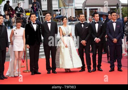 Cannes, France. 18th May, 2019. Zhang Yicong (l-r), Wan Qian, Hu Ge, Director Diao Yinan, Gwei Lun Mei, Liao Fan, Qi Dao and Dong Jingsong attend the premiere of 'The Wild Goose Lake' during the 72nd Cannes Film Festival at Palais des Festivals at Palais des Festivals in Cannes, France, on 18 May 2019. | usage worldwide Credit: dpa/Alamy Live News Stock Photo