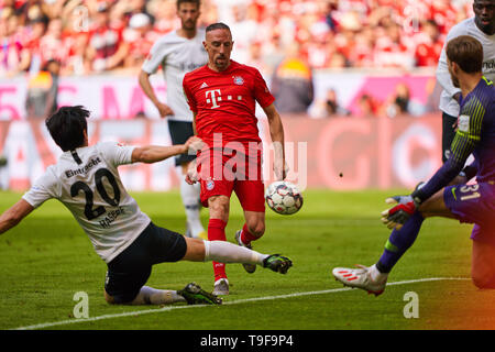 Franck RIBERY, FCB 7   scores, shoots goal for 4-1, Makoto HASEBE, FRA 20 Kevin TRAPP, FRA 31  FC BAYERN MUNICH - EINTRACHT FRANKFURT   - DFL REGULATIONS PROHIBIT ANY USE OF PHOTOGRAPHS as IMAGE SEQUENCES and/or QUASI-VIDEO -  1.German Soccer League , Munich, May 18, 2019  Season 2018/2019, matchday 34, FCB, © Peter Schatz / Alamy Live News Stock Photo
