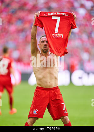 Franck RIBERY, FCB 7   scores, shoots goal for 4-1, celebrates his goal, happy, laugh, celebration,   FC BAYERN MUNICH - EINTRACHT FRANKFURT   - DFL REGULATIONS PROHIBIT ANY USE OF PHOTOGRAPHS as IMAGE SEQUENCES and/or QUASI-VIDEO -  1.German Soccer League , Munich, May 18, 2019  Season 2018/2019, matchday 34, FCB, © Peter Schatz / Alamy Live News Stock Photo