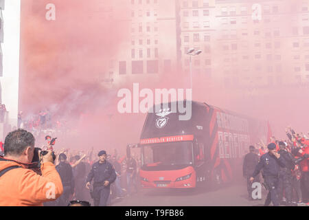 May 18, 2019. Lisbon, Portugal. Benfica supporters cheer as the team arrives at the stadium, for the last match of the championship © Alexandre de Sousa/Alamy Live News Stock Photo