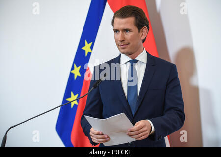Vienna, Austria. 18th May, 2019. Austrian Chancellor Sebastian Kurz delivers a press statement in Vienna, Austria, on May 18, 2019. Austrian Chancellor Sebastian Kurz on Saturday called for a snap election after his vice-chancellor Heinz-Christian Strache resigned over an alleged corruption video. Credit: Guo Chen/Xinhua/Alamy Live News Stock Photo