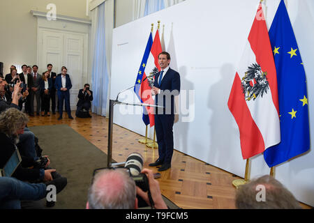 Vienna, Austria. 18th May, 2019. Austrian Chancellor Sebastian Kurz (C) delivers a press statement in Vienna, Austria, on May 18, 2019. Austrian Chancellor Sebastian Kurz on Saturday called for a snap election after his vice-chancellor Heinz-Christian Strache resigned over an alleged corruption video. Credit: Guo Chen/Xinhua/Alamy Live News Stock Photo