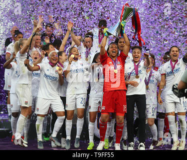 Budapest, Hungary. 18th May, 2019.  Olympique Lyonnais players celebrate with Trophy during the UEFA Women's Champions League Final between Olympique Lyonnais and FC Barcelona Women at Groupama Arena on May 18, 2019 in Budapest, Hungary Credit: Action Foto Sport/Alamy Live News Stock Photo