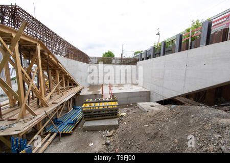 07 May 2019, Lower Saxony, Osnabrück: View of a new reinforced concrete bridge element. Since January 2017, Deutsche Bahn has been working on the renewal of a railway bridge in Osnabrück, which is to be completed in October of this year. Photo: Friso Gentsch/dpa Stock Photo