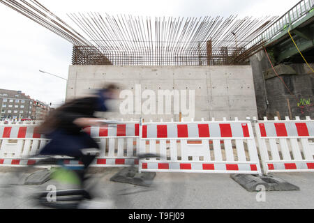 07 May 2019, Lower Saxony, Osnabrück: View of a new reinforced concrete bridge element (the old bridge on the right side). Since January 2017, Deutsche Bahn has been working on the renewal of a railway bridge in Osnabrück, which is to be completed in October of this year. Photo: Friso Gentsch/dpa Stock Photo