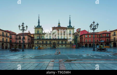 Main square ( Plaza Mayor) of Leon, with the herrerian style town Hall. Leon, Castilla y Leon, Spain. Stock Photo