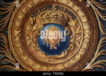 Symbole De La Royaute Louis Xiv La Galerie Des Glaces Ou Grande Galerie Du Chateau De Versailles Stock Photo Alamy