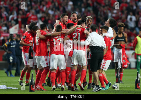 Lisbon, Portugal. 18th May, 2019. Team Benfica celebrates after winning the Champion of the Portuguese League at the Luz stadium in Porto on May 18, 2019. Credit: Pedro Fiuza/Xinhua/Alamy Live News Stock Photo