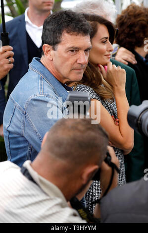 Cannes, France. 18th May, 2019. Antonio Banderas and Penelope Cruz at the 'Dolor y gloria / Leid und Herrlichkeit / Pain and Glory' photocall during the 72nd Cannes Film Festival at the Palais des Festivals on May 18, 2019 in Cannes, France Credit: Geisler-Fotopress GmbH/Alamy Live News Stock Photo