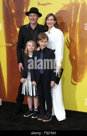 Los Angeles, CA, USA. 18th May, 2019. Renn Hawkey, Gytta Lubov Hawkey, Fynn Hawkey, Vera Farmiga at arrivals for GODZILLA: KING OF THE MONSTERS Premiere, TCL Chinese Theatre (formerly Grauman's), Los Angeles, CA May 18, 2019. Credit: Priscilla Grant/Everett Collection/Alamy Live News Stock Photo