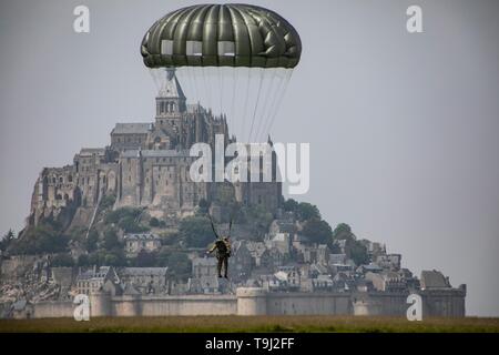 Avranches, France. 19th May, 2019. U.S. Army Airborne paratroopers with the 10th Special Forces Group, parachute near the iconic Mont Saint Michel to commemorate the liberation of France in WWII May 18, 2019 in Avranches, France. Credit: Planetpix/Alamy Live News Stock Photo