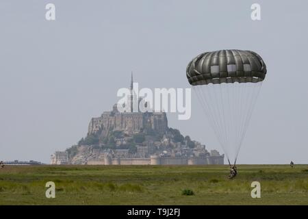 Avranches, France. 19th May, 2019. U.S. Army Airborne paratroopers with the 10th Special Forces Group, parachute near the iconic Mont Saint Michel to commemorate the liberation of France in WWII May 18, 2019 in Avranches, France. Credit: Planetpix/Alamy Live News Stock Photo