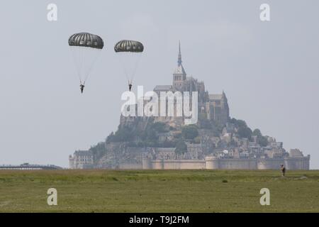 Avranches, France. 19th May, 2019. U.S. Army Airborne paratroopers with the 10th Special Forces Group, parachute near the iconic Mont Saint Michel to commemorate the liberation of France in WWII May 18, 2019 in Avranches, France. Credit: Planetpix/Alamy Live News Stock Photo