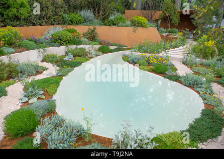 Royal Hospital Chelsea, London, UK. 19th May 2019. Chelsea Flower Show 2019 readies itself for judges with public opening on 21st May, with finishing touches to outdoor gardens. Image: The Dubai Majlis Garden designed by Thomas Hoblyn. Credit: Malcolm Park/Alamy Live News. Stock Photo