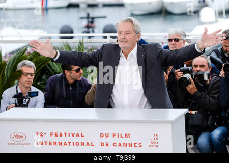Cannes, France. 19th May, 2019. Alain Delon poses at a photocall for  Golden Palm of Honor of the 72nd Cannes Festival on Sunday 19 May 2019 at the 72nd Festival de Cannes, Palais des Festivals, Cannes. Pictured: ( Palme D’or D’honneur Du 72E Festival De Cannes ). Picture by Julie Edwards. Credit: Julie Edwards/Alamy Live News Stock Photo