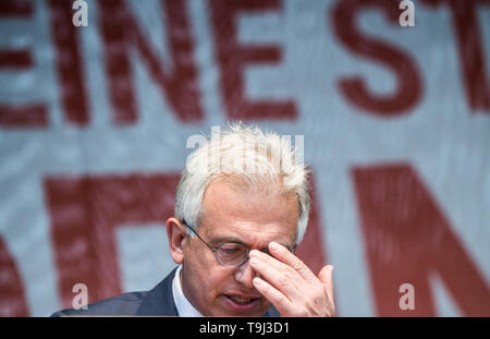 Frankfurt, Germany. 19th May, 2019. Frankfurt, Germany. 19th May, 2019.  Peter Feldmann (SPD), Lord Mayor of the City of Frankfurt, speaks for Europe at the rally. Under the motto 'A Europe for All - Your Voice Against Nationalism', more than 150 organisations in Germany and European cities are calling for demonstrations. Credit: dpa picture alliance/Alamy Live News Stock Photo