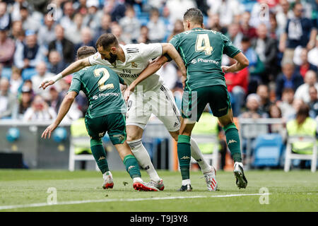 Madrid, Spain. 19th May, 2019. La Liga football, Real Madrid versus Real Betis; Karim Benzema (Real Madrid) challenged by Francis Guerrero (Betis) Credit: Action Plus Sports Images/Alamy Live News Stock Photo