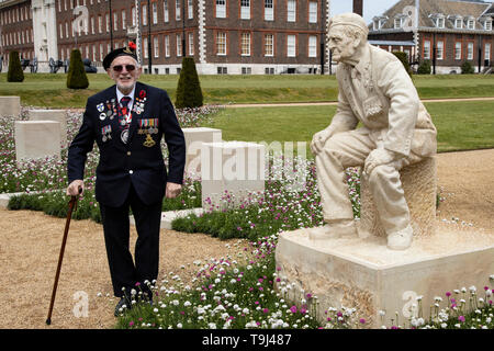 London, UK. 19 May 2019. D-Day Veteran Joe Cattini, 96 years, visits the D-Day 75 Garden at the 2019 RHS Chelsea Flower Show where he comes face to face with a statue of his best friend Bill Pendell, MM. Photo: Bettina Strenske/Alamy Live News Stock Photo