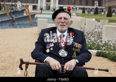 London, UK. 19 May 2019. D-Day Veteran Joe Cattini, 96 years, visits the D-Day 75 Garden at the 2019 RHS Chelsea Flower Show where he comes face to face with a statue of his best friend Bill Pendell, MM. Photo: Bettina Strenske/Alamy Live News Stock Photo