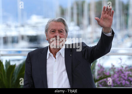 Cannes, France. 19th May, 2019. French actor Alain Delon poses during a photocall at the 72nd Cannes Film Festival in Cannes, France, May 19, 2019. Alain Delon was awarded with an Honorary Palme d'Or at the 72nd Cannes Film Festival. Credit: Zhang Cheng/Xinhua/Alamy Live News Stock Photo