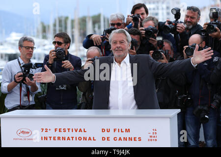 Cannes, France. 19th May, 2019. French actor Alain Delon poses during a photocall at the 72nd Cannes Film Festival in Cannes, France, May 19, 2019. Alain Delon was awarded with an Honorary Palme d'Or at the 72nd Cannes Film Festival. Credit: Zhang Cheng/Xinhua/Alamy Live News Stock Photo