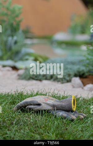 London, UK. 19th May 2019. The Dubai Majlis Garden,  Designed by Thomas Hoblyn, Built by Landform Consultants Ltd - Press preview day at The RHS Chelsea Flower Show. Credit: Guy Bell/Alamy Live News Stock Photo