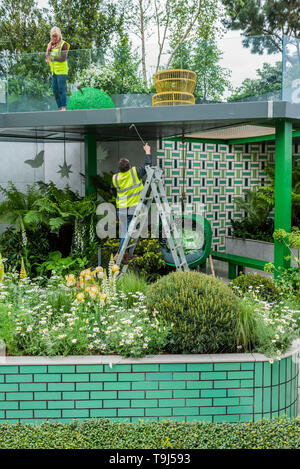 London, UK. 19th May 2019. Press preview day at The RHS Chelsea Flower Show. Credit: Guy Bell/Alamy Live News Stock Photo