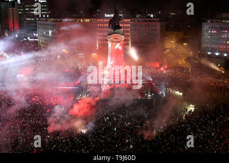 (190519) -- LISBON, May 19, 2019 (Xinhua) -- Fans celebrate the 37th title of Benfica Club in the Portuguese league at the Marquis of Pombal Square in Lisbon, Portugal on May 18, 2019. (Xinhua/Pedro Fiuza) Stock Photo