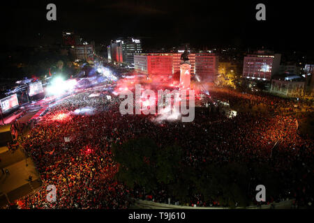 (190519) -- LISBON, May 19, 2019 (Xinhua) -- Fans celebrate the 37th title of Benfica Club in the Portuguese league at the Marquis of Pombal Square in Lisbon, Portugal on May 18, 2019. (Xinhua/Pedro Fiuza) Stock Photo