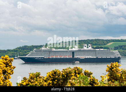 Firth of Forth, Scotland, UK. 19th May 2019. Holland American Line MS Zuiderdam, a Vista class cruise ship, anchors in the Forth River for the day near South Queensferry. It is on 24 day tour. Passengers shuttle back and forth on launches to visit the seaside town Stock Photo
