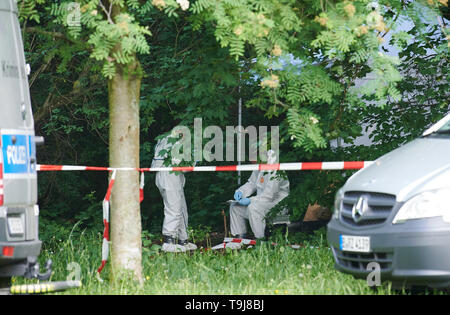 Berlin, Germany. 19th May, 2019. Forensic technicians from the police secure traces in a piece of woodland in Treptower Park. A male body was found there in the afternoon. Credit: Annette Riedl/dpa/Alamy Live News Stock Photo
