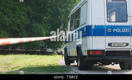 Berlin, Germany. 19th May, 2019. A forest in Treptower Park is cordoned off. A male body was found there in the afternoon. The Homicide Division has begun its investigation. Credit: Annette Riedl/dpa/Alamy Live News Stock Photo