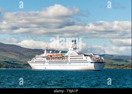 Bantry, West Cork, Ireland. 19th May, 2019. Luxury cruise liner 'Astor' visited West Cork today and is pictured anchored in Bantry Bay.  She sailed at 20.00 tonight bound for Galway. Credit: Andy Gibson/Alamy Live News Stock Photo