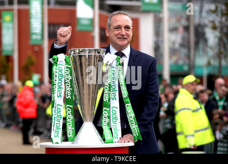 Former Celtic player Paul McStay with the Ladbrokes Scottish Premiership cup prior to the beginning of the Ladbrokes Scottish Premiership match at Celtic Park, Glasgow. Stock Photo