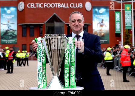 Former Celtic player Paul McStay with the Ladbrokes Scottish Premiership cup prior to the beginning of the Ladbrokes Scottish Premiership match at Celtic Park, Glasgow. Stock Photo