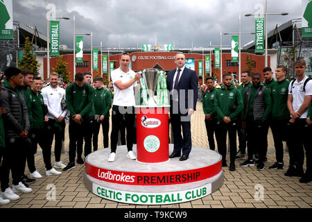 Former Celtic player Paul McStay (right) and Celtic's Scott Brown with the Ladbrokes Scottish Premiership cup trophy prior to the beginning of the Ladbrokes Scottish Premiership match at Celtic Park, Glasgow. Stock Photo