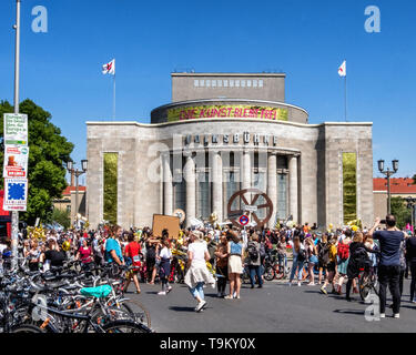 Germany, Berlin, Mitte. May 19, 2019. Unite & Shine Parade at Rosa-Luxemburg-Platz. Demonstration for solidarity in Europe before the upcoming European Elections. People unite under the slogan ‘For a Europe of the many’ in a move against nationalism, exclusion, racism, and the restrictions of artistic freedom in Europe. The demo was organised by ‘Die Vielen’ (The Many) - an organization that was founded in 2017 to actively foster democratic culture. Credit: Eden Breitz/Alamy Stock Photo