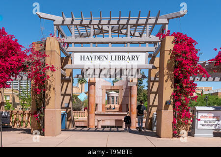 TEMPE, AZ/USA - APRIL 10, 2019: Unidentified individuals at Hayden Library on the campus of Arizona State University. Stock Photo