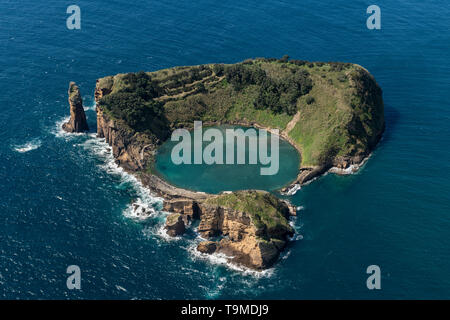 Aerial image of the idyllic islet of Vila Franca do Campo (Ilhéu de Vila Franca).   This is a tiny islet just off the shores of Vila Franca do Campo a Stock Photo