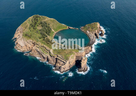 Aerial image of the idyllic islet of Vila Franca do Campo (Ilhéu de Vila Franca).   This is a tiny islet just off the shores of Vila Franca do Campo a Stock Photo