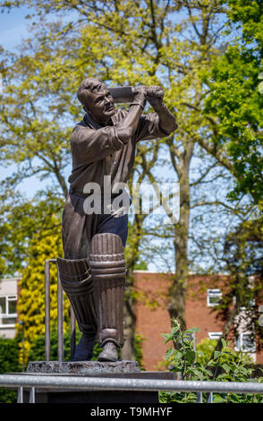 Bronze statue of cricket player Eric Bedser on Bedser Bridge, a footbridge on the Basingstoke Canal linking the WWF-UK headquarters to the town centre Stock Photo